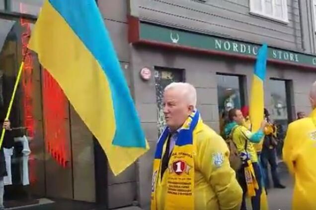 Знай наших! Вболівальники перед матчем з Ісландією виконали гімн України в центрі Рейк'явіка