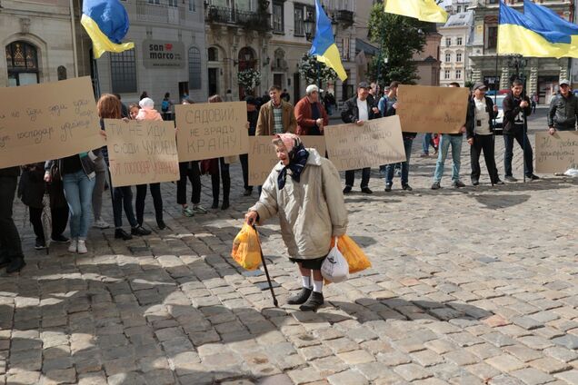 В центре Львова символически сожгли Саакашвили: появились фото