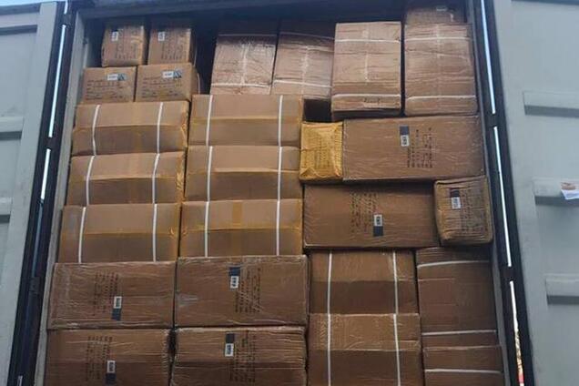 В Одесской области раскрыли масштабную схему контрабанды брендовой одежды: появились фото