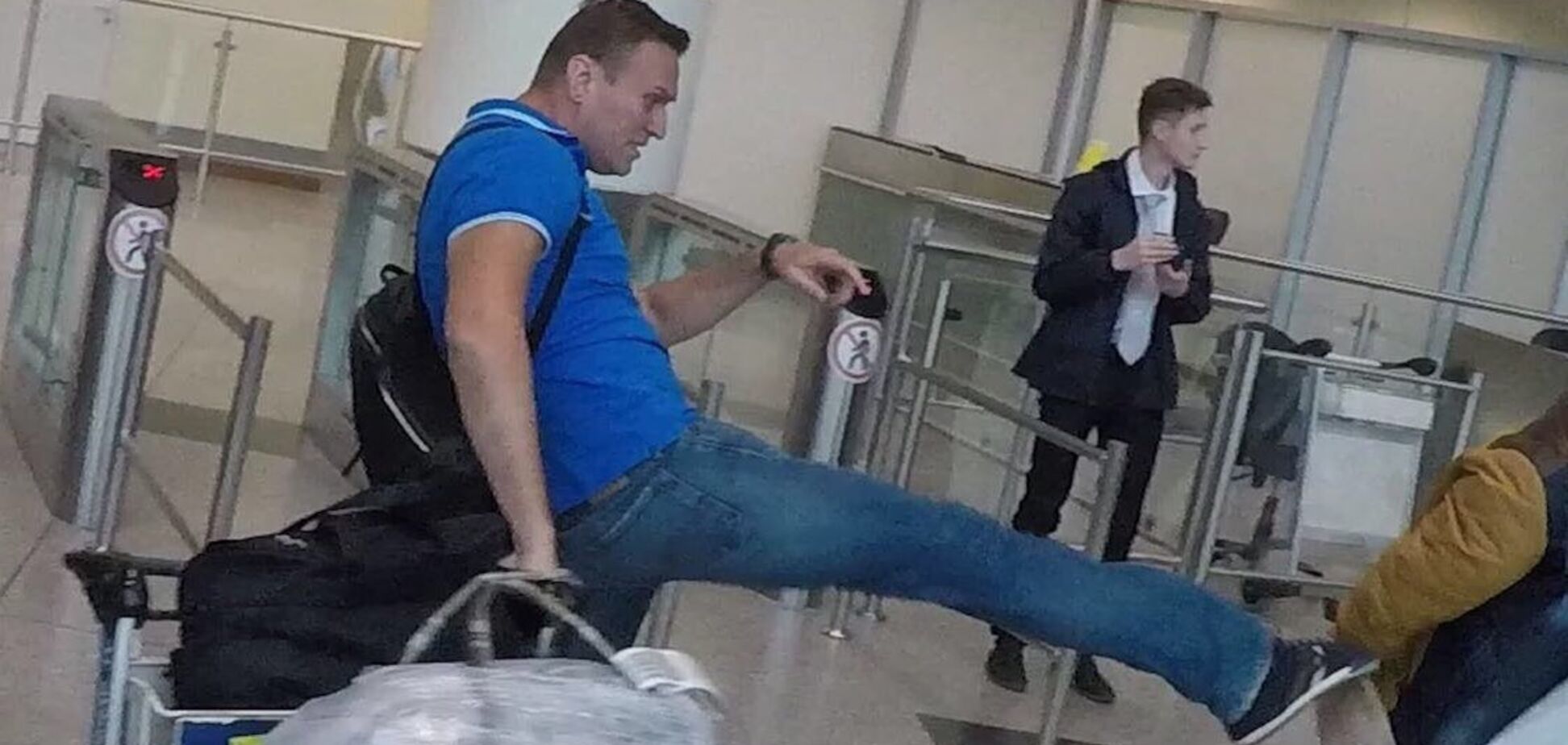 Расчехляйте фотошоп: Навального в аэропорту атаковали сардельками