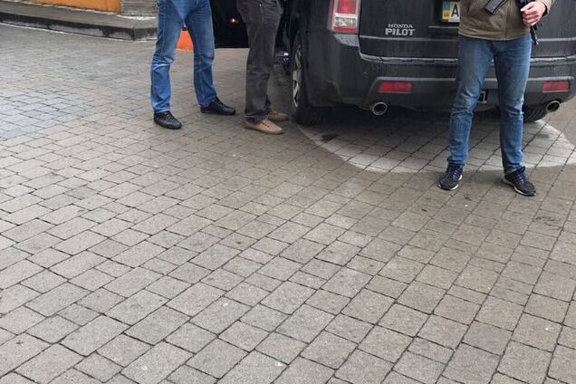 Спіймали на гарячому: у Чернівецькій області чиновник податкової вимагав мільйон гривень хабара