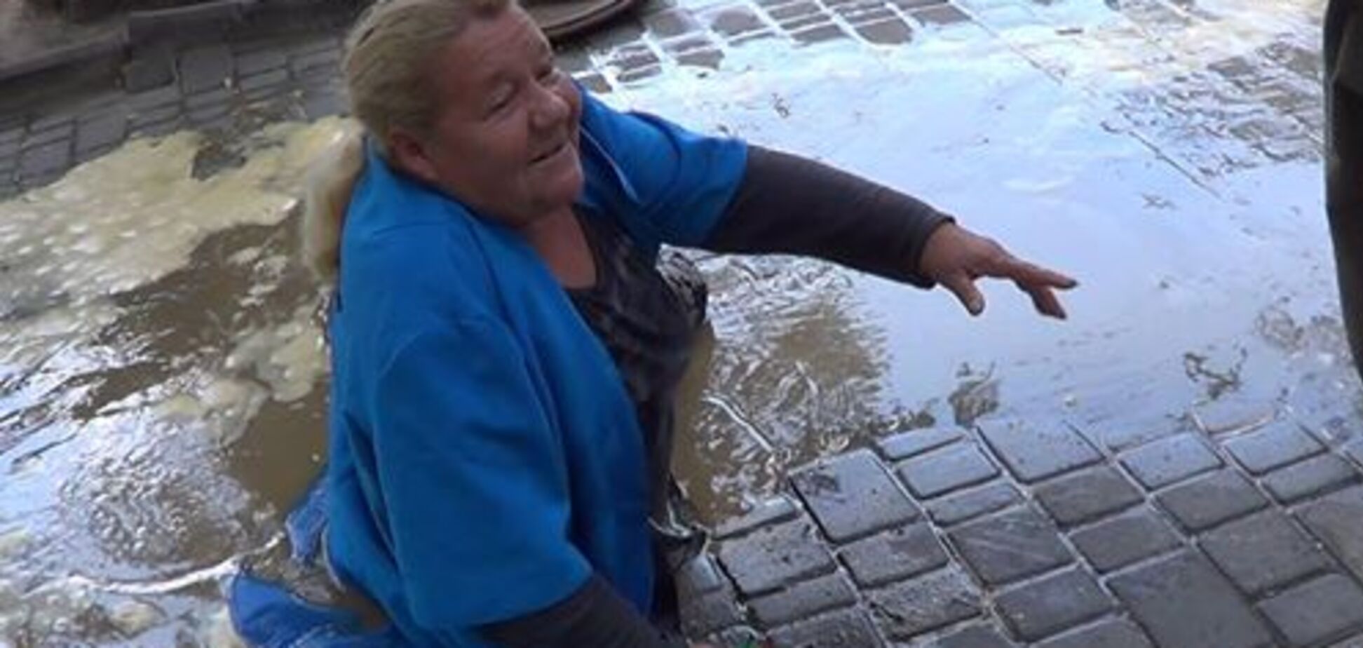 'Его нужно целовать в …' В Одессе агрессивная фанатка мэра Труханова провалилась в яму