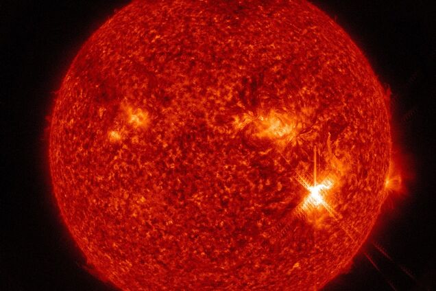 Ученые зафиксировали мощнейшую за 12 лет вспышку на Солнце: как она повлияла на Землю
