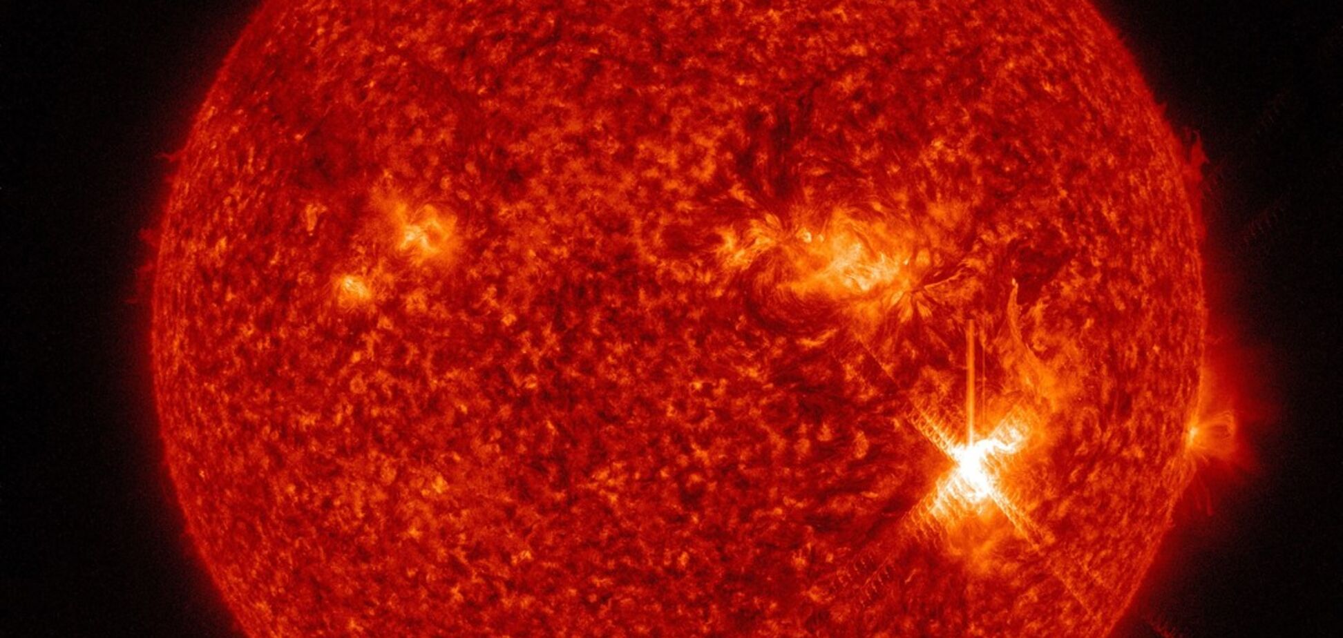 Ученые зафиксировали мощнейшую за 12 лет вспышку на Солнце: как она повлияла на Землю