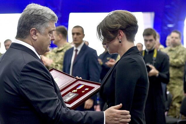 Порошенко вручил вдове исполнителя уникальных спецопераций в тылу оккупантов его 'Золотую звезду'