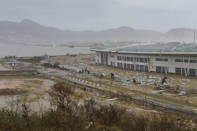 Потужний ураган 'Ірма' знищив найнебезпечніший аеропорт світу: опубліковані фото до і після