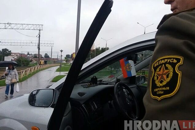 'Под портками кальсоны армии России?' Сеть возмутил беларусский офицер с триколором