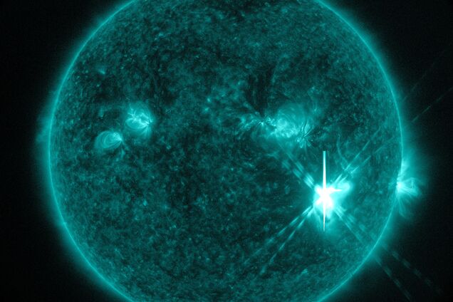 На Солнце случилась третья сильнейшая вспышка: на Земле есть первые последствия