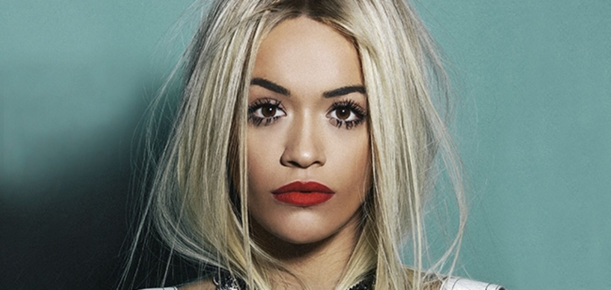 Известная британская певица поделилась секретами красоты в наряде от украинского бренда