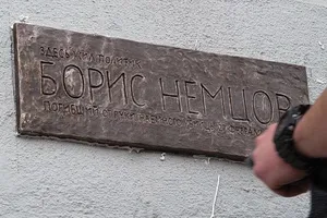 Как же они его боятся, даже мертвого!