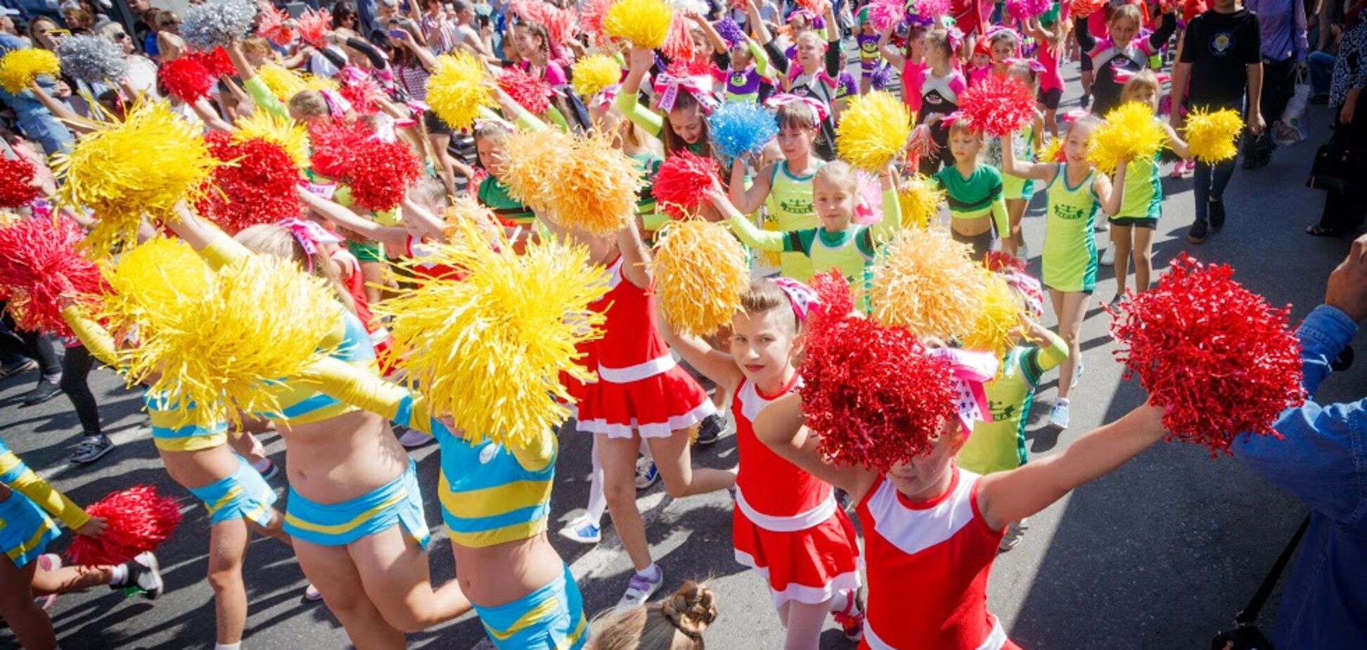 В Днепре День города отметили семитысячным карнавалом и битвой хоров