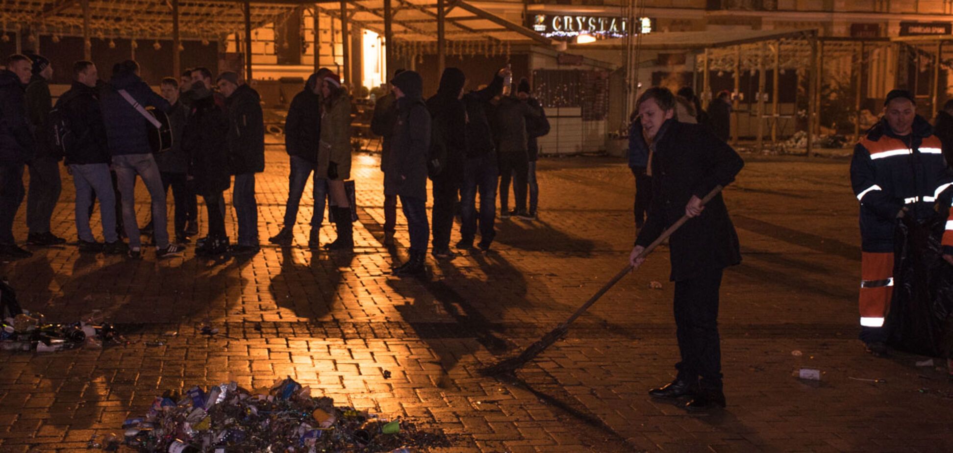'Погуляли, бл*дь': новорічне звалище в центрі Києва обурило мережу