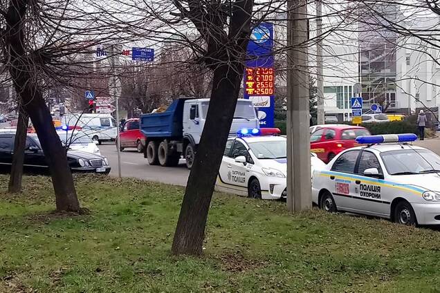 В Черновцах в здании налоговой взорвали гранату: есть раненые
