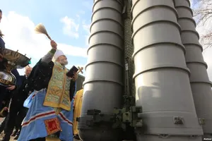 Окупований Крим. Митрополит УПЦ МП Платон благословляє російську зенітну ракетну систему