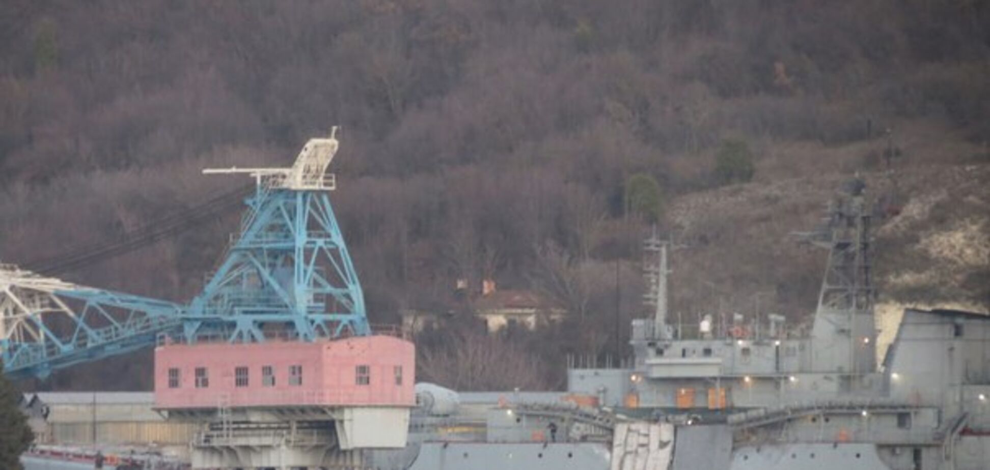 Російський військовий корабель протаранили дорогою до Криму