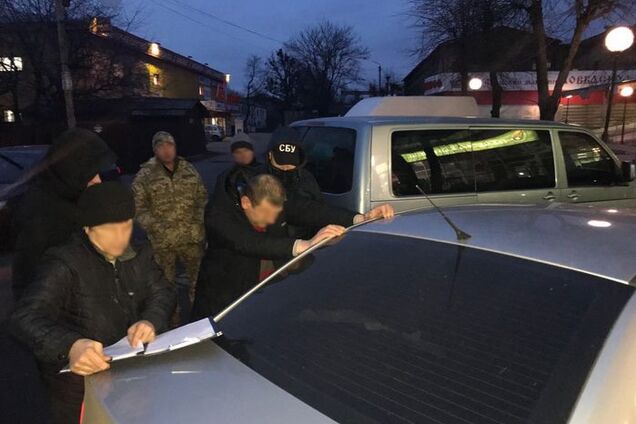 Полный багажник долларов: СБУ задержала наглого вымогателя