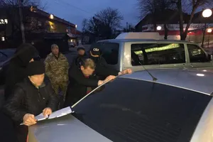 Повний багажник доларів: СБУ затримала нахабного здирника