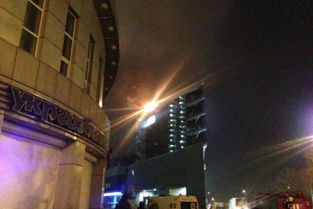 Потужна пожежа охопила популярний торговий центр в Києві: опубліковані фото і відео