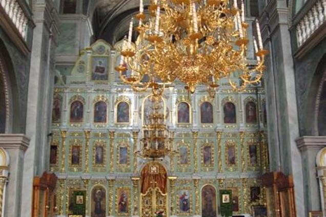 Забарикадувалися з царем: активісти показали ікони храму УПЦ МП, які обурили людей