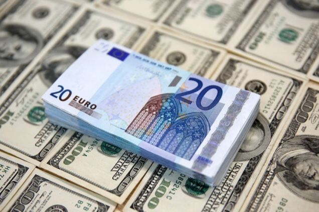 Гривня установила антирекорд: курс евро и доллара ощутимо подскочил. Инфографика