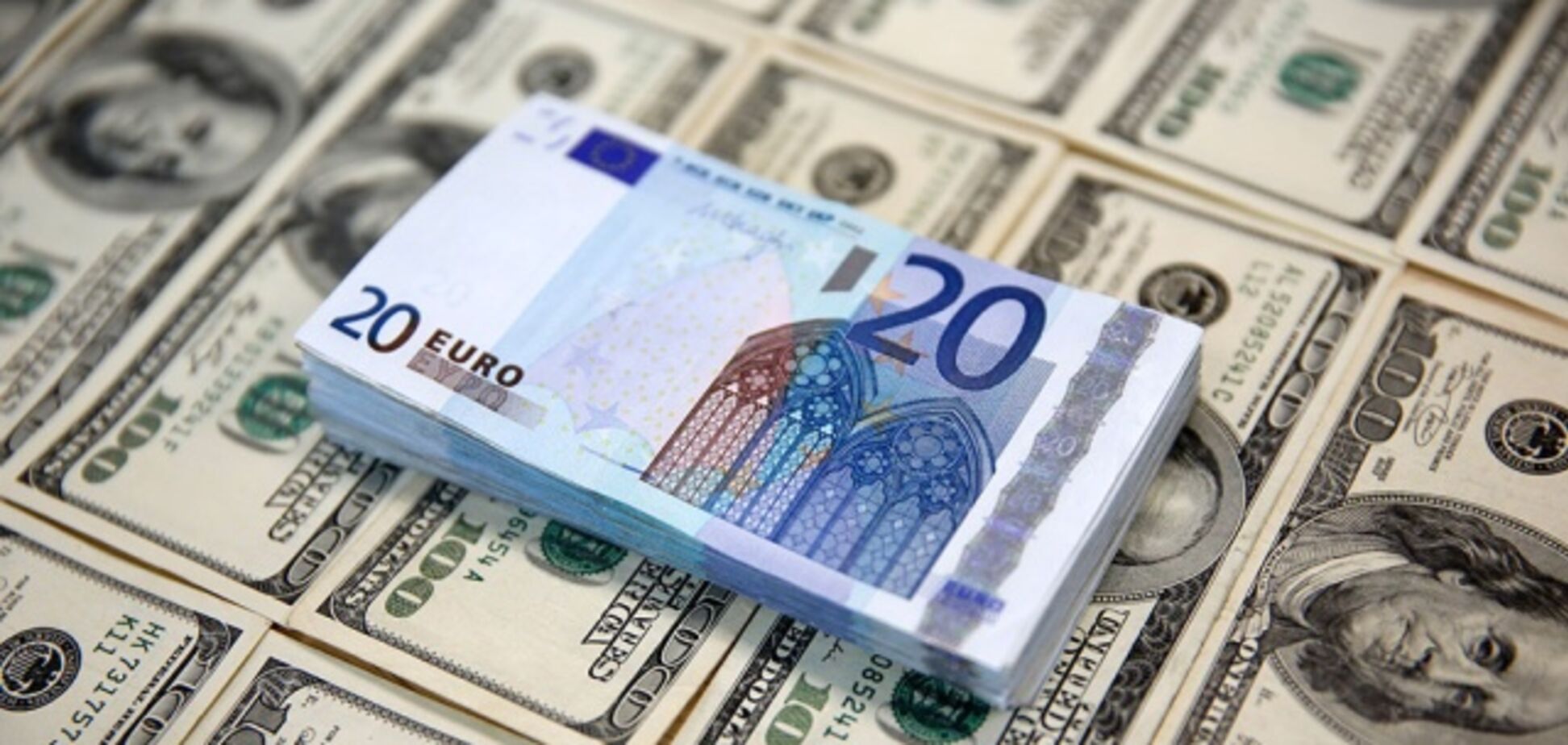 Гривня встановила антирекорд: курс євро і долара відчутно підскочив. Інфографіка