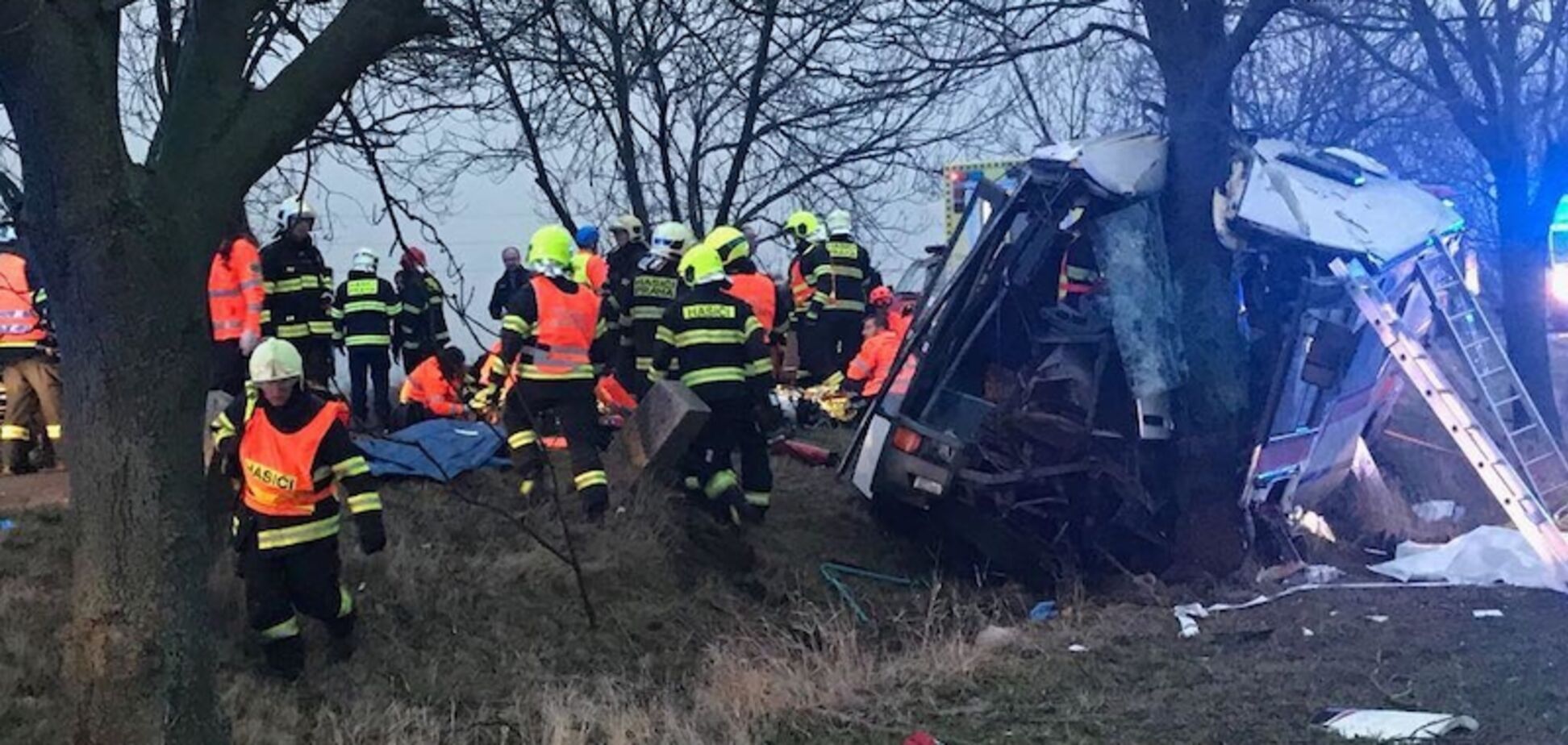 В Праге произошло жуткое ДТП с пассажирским автобусом: есть жертвы, десятки раненых