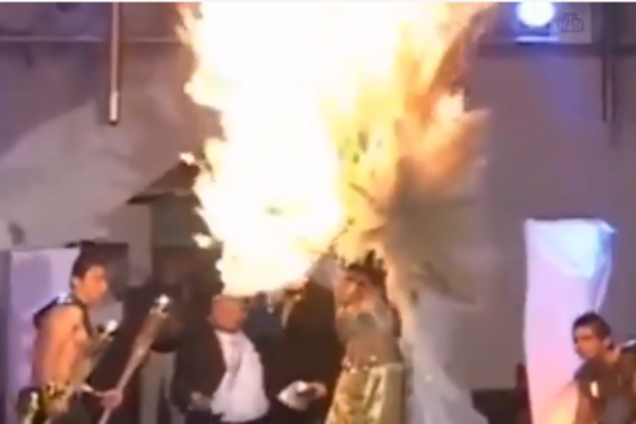 В Сальвадоре участница конкурса красоты загорелась на сцене