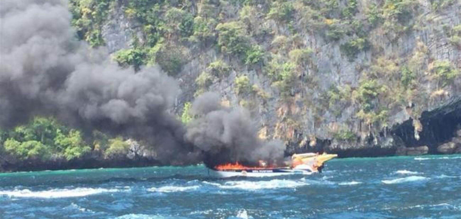 В Таиланде взорвался катер с туристами: появились фото и видео огненного ада