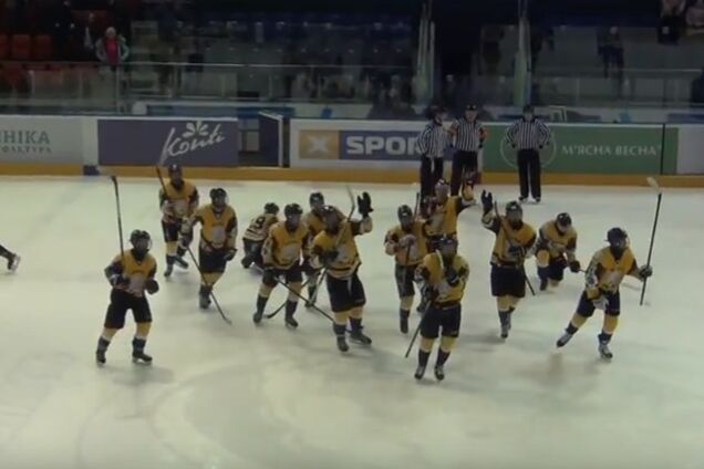 Потішили навіть суддів: українські хокеїсти влаштували дике святкування на майданчику - опубліковано відео