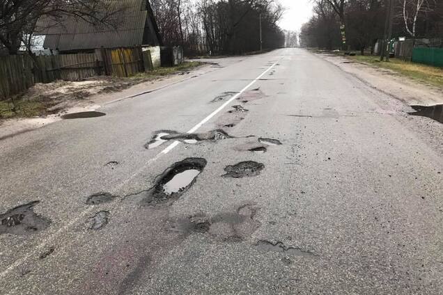 У Раді підняли скандал через жахливу дорогу під Києвом: відповідь місцевої влади