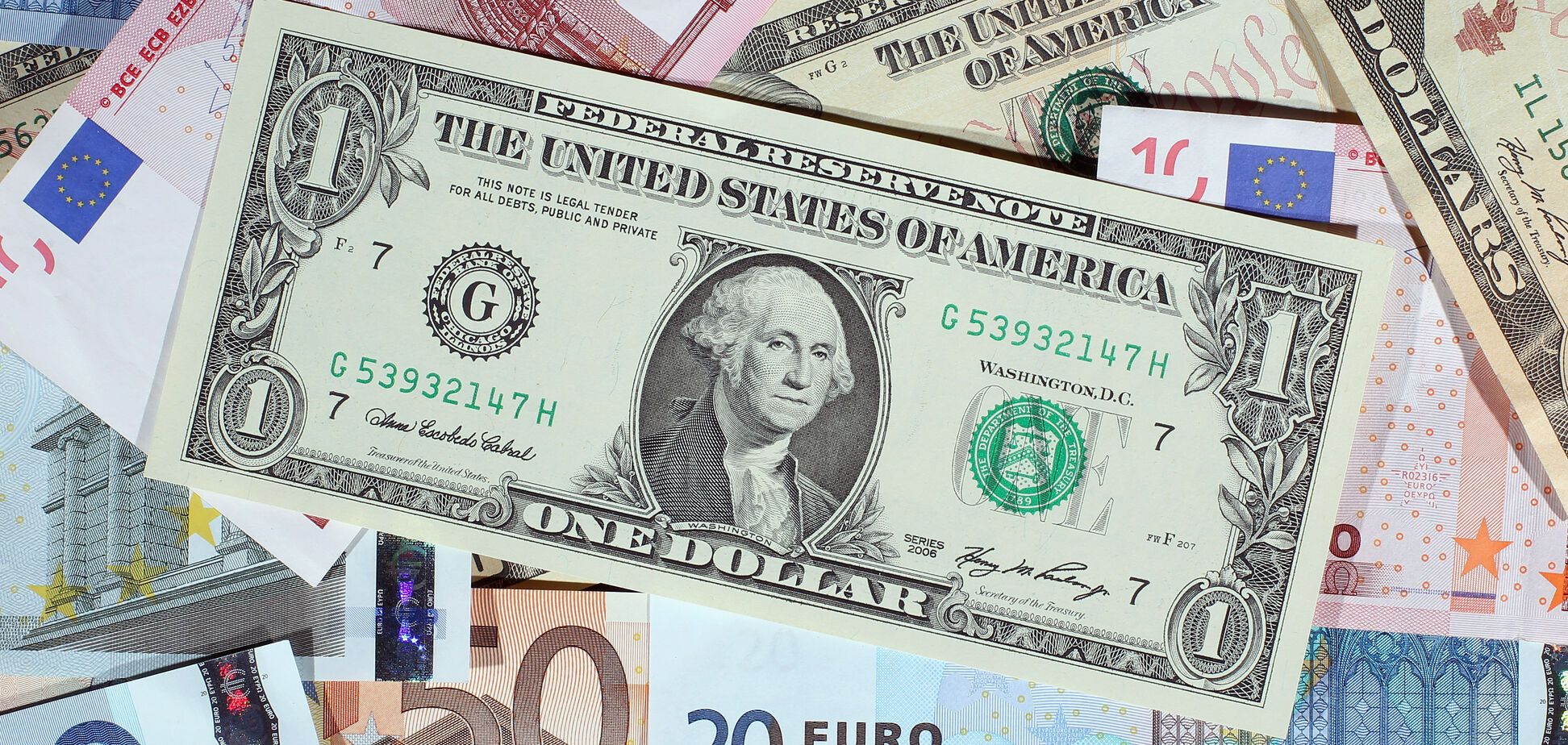 В Україні стрімко подорожчали долар і євро