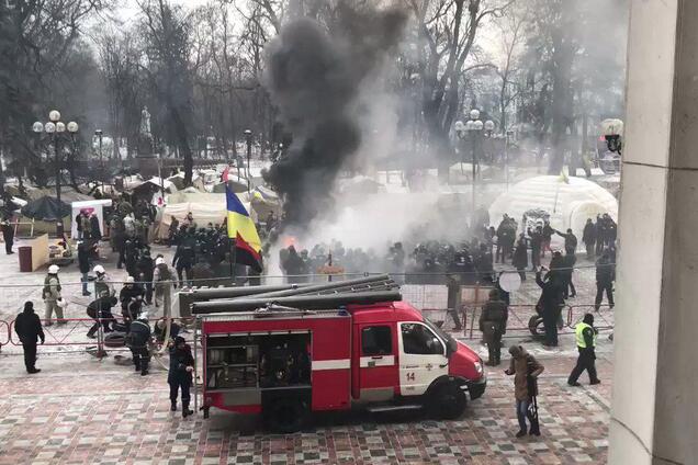 Под Радой сожгли флаг России: произошли столкновения