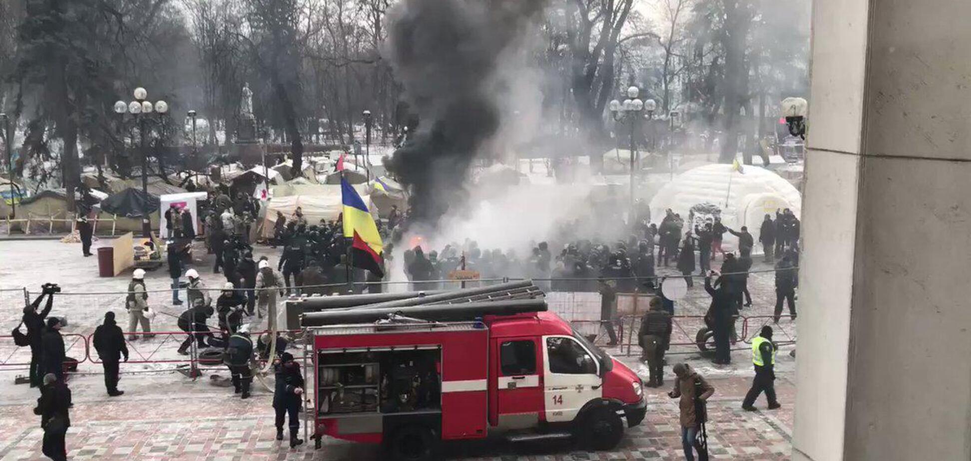 Под Радой сожгли флаг России: произошли столкновения