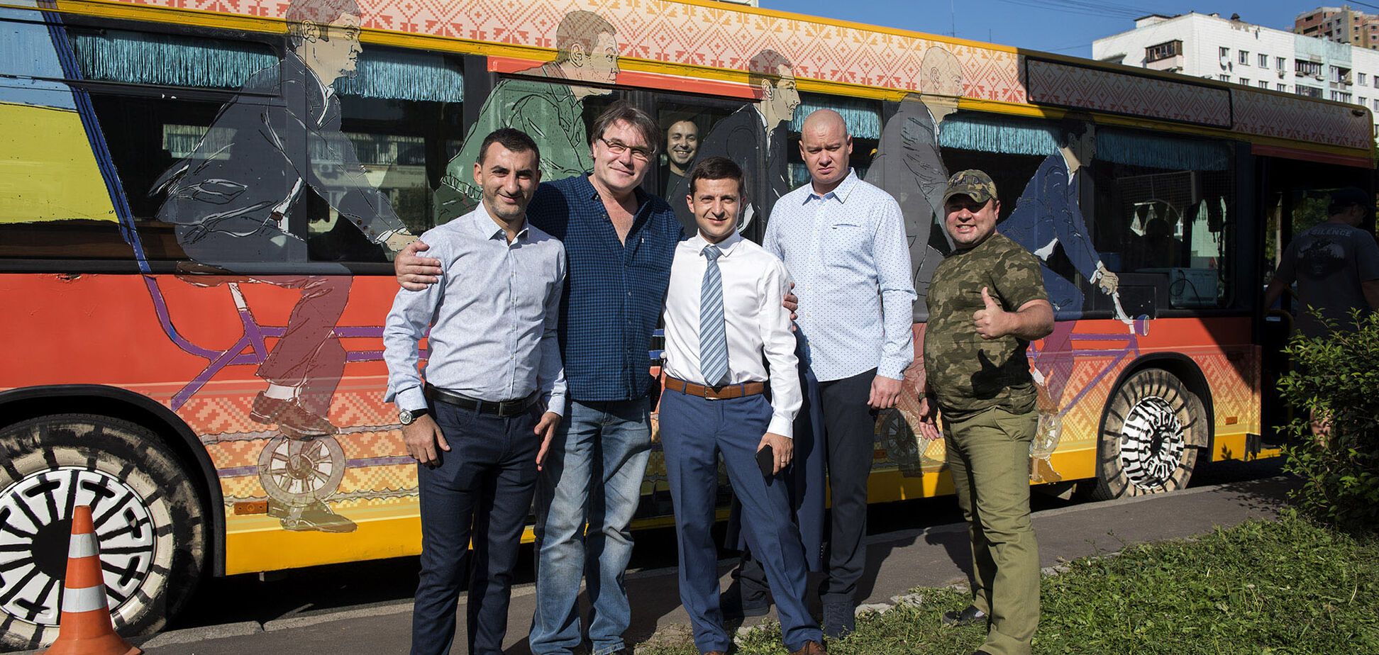 Кинотеатру на колесах быть: '95 Квартал' сделал необычный подарок военным