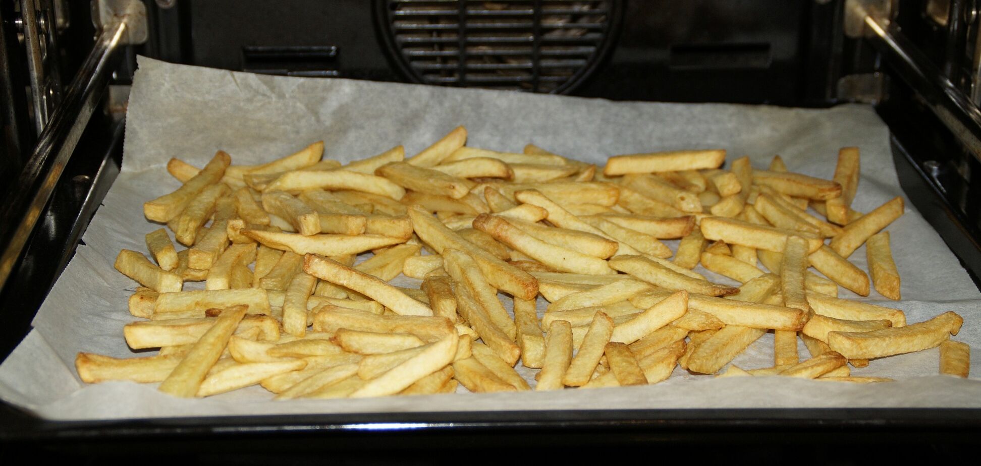 Простий рецепт: як зробити картоплю фрі в духовці