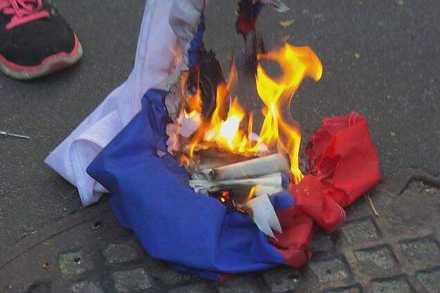 Спалення прапора РФ в Києві: журналіст жорстко поставив на місце росіян