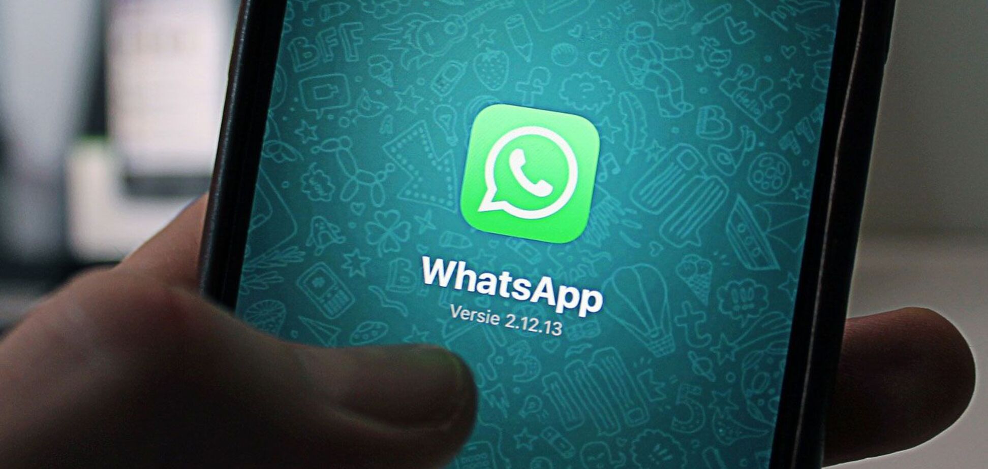 Крадет сообщения и разговоры: мессенджер WhatsApp охватил мощный вирус