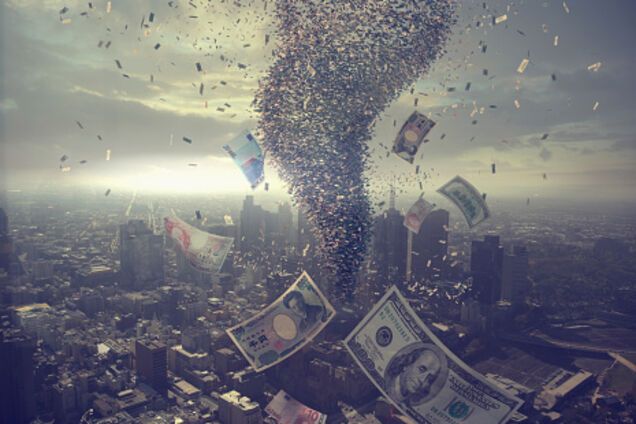 Гривня в крутом пике: что ждет украинцев