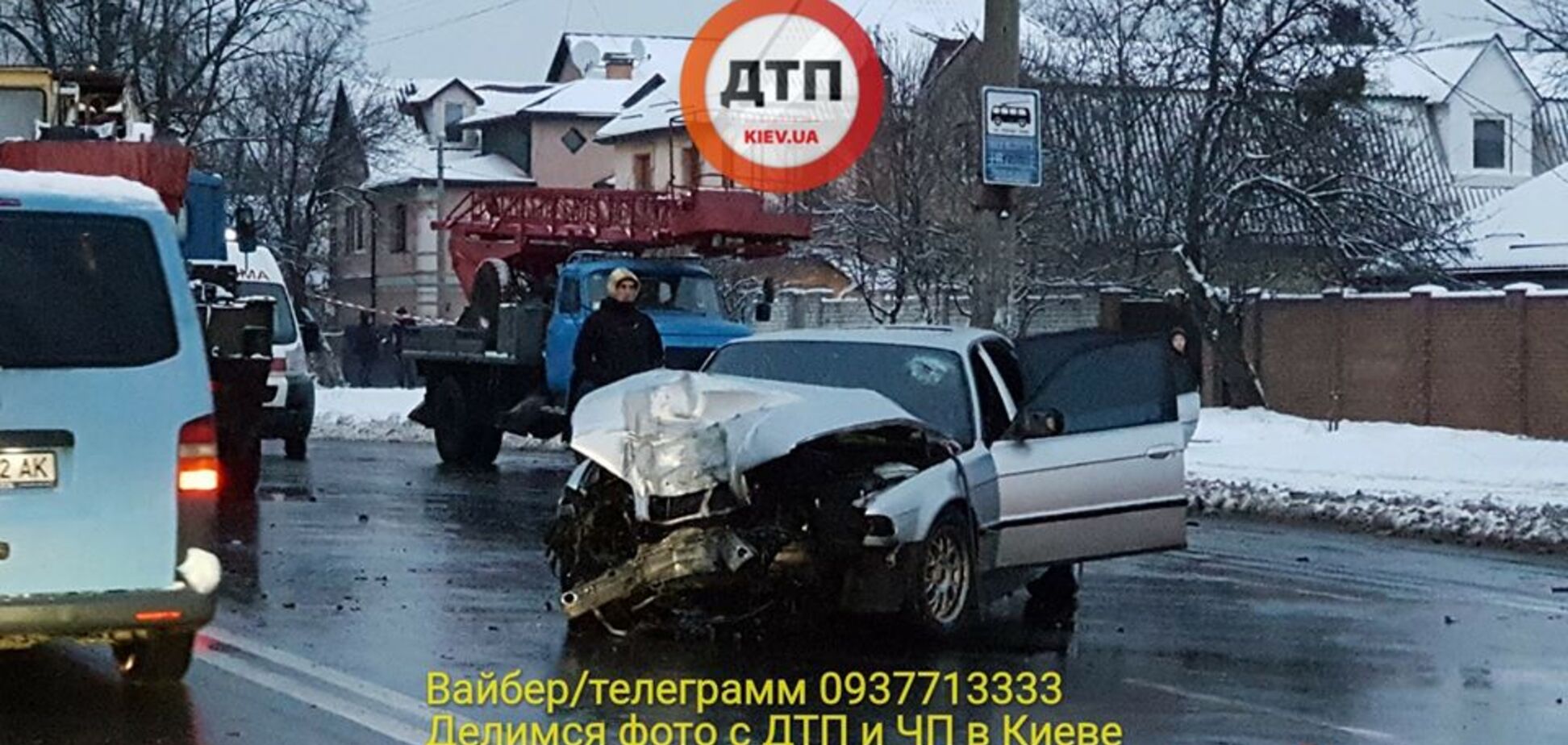 Разлетались обломки: в Киеве BMW устроил масштабное ДТП на остановке