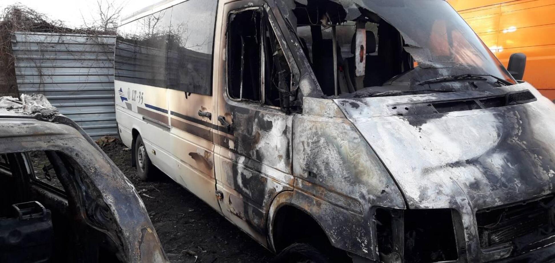 В Запорожской области ночью горели 2 автобуса и 2 внедорожника (ФОТО)