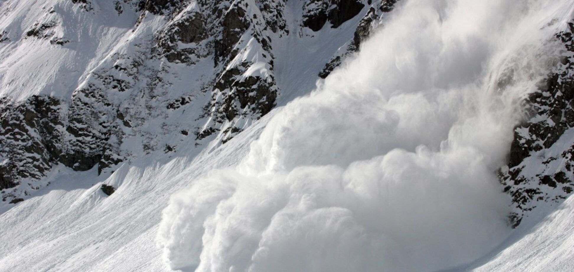 Чудом выжил: в сети показали шокирующее видео спасения украинца от лавины