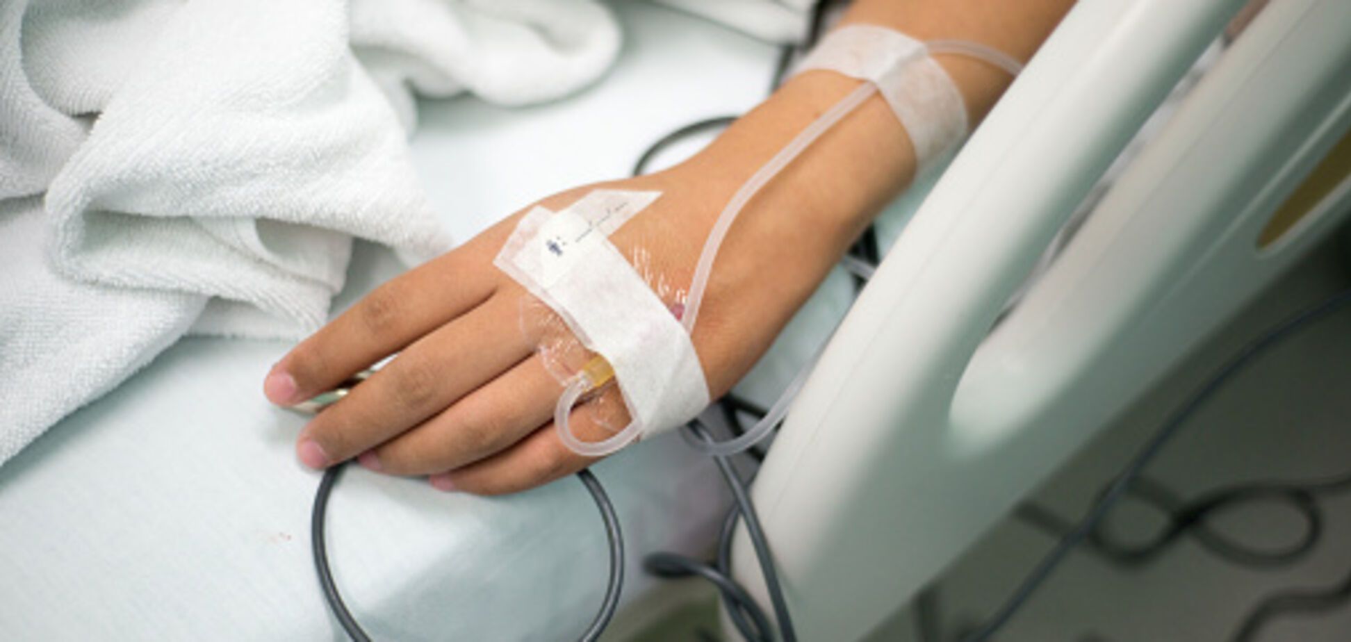 У Києві дівчина вижила після неймовірного падіння з вікна багатоповерхівки