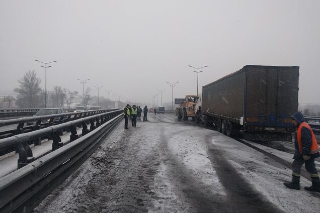 У Києві на естакаді перекинулася фура: опубліковані ексклюзивні фото з місця ДТП