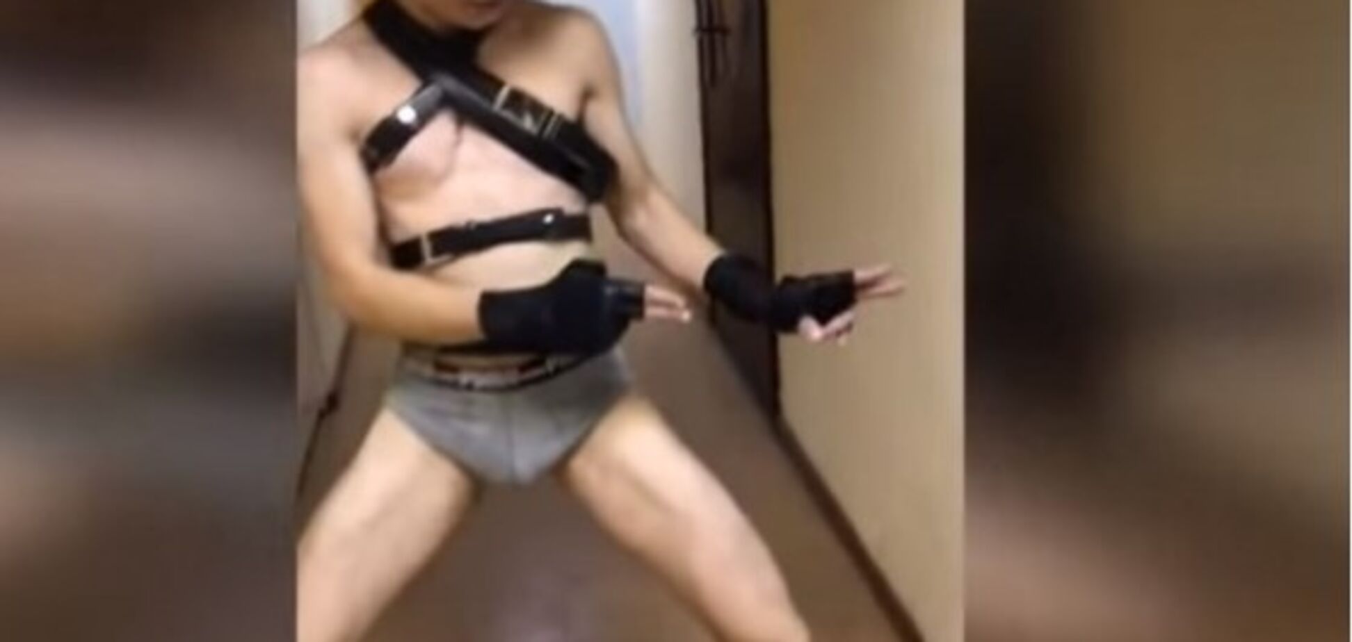 Известный поэт тонко высмеял 'карателей' оголившихся российских курсантов