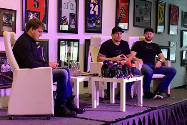 На фоне флага Украины: Усика обескуражили в Киеве - опубликовано видео