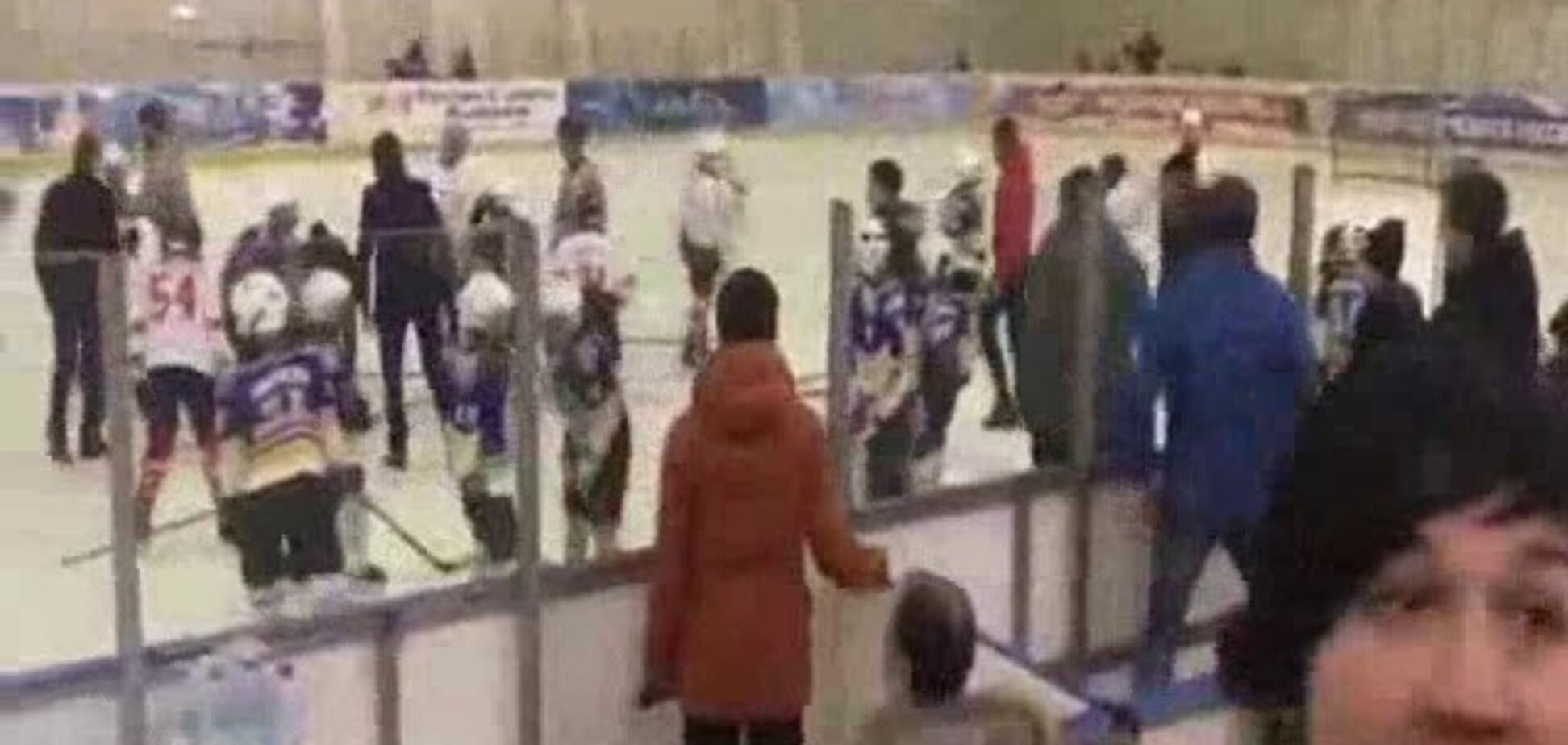 Самому младшему 9 лет: в России хоккеисты устроили лютую драку на льду - опубликовано видео