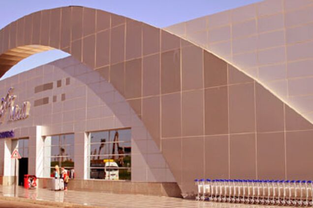 На популярном курорте Египта застряли сотни туристов из Украины