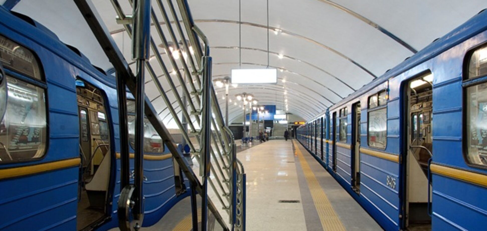 В Киеве женщину столкнули на рельсы метро: жуткий момент попал на видео
