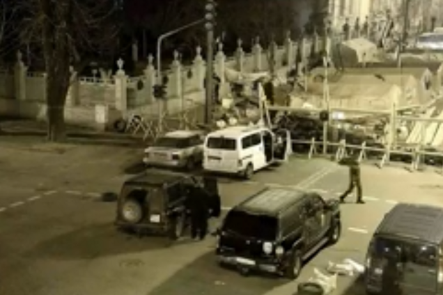 У Києві з наметового містечка вивезли труп: момент потрапив на камери