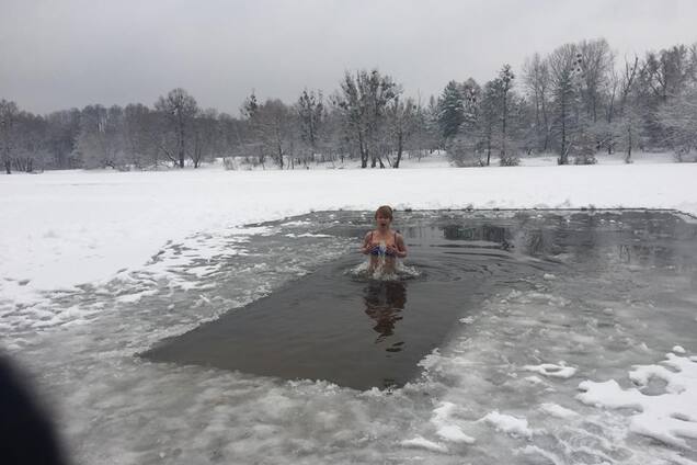 Як кияни пірнали на Водохреща: опубліковані фото і відео